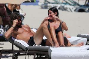 FOTO / Fosta iubită a lui Gianluca Vacchi, clipe fierbinți la malul mării alături de iubit. S-au sărutat și s-au pipăit în văzul tuturor 