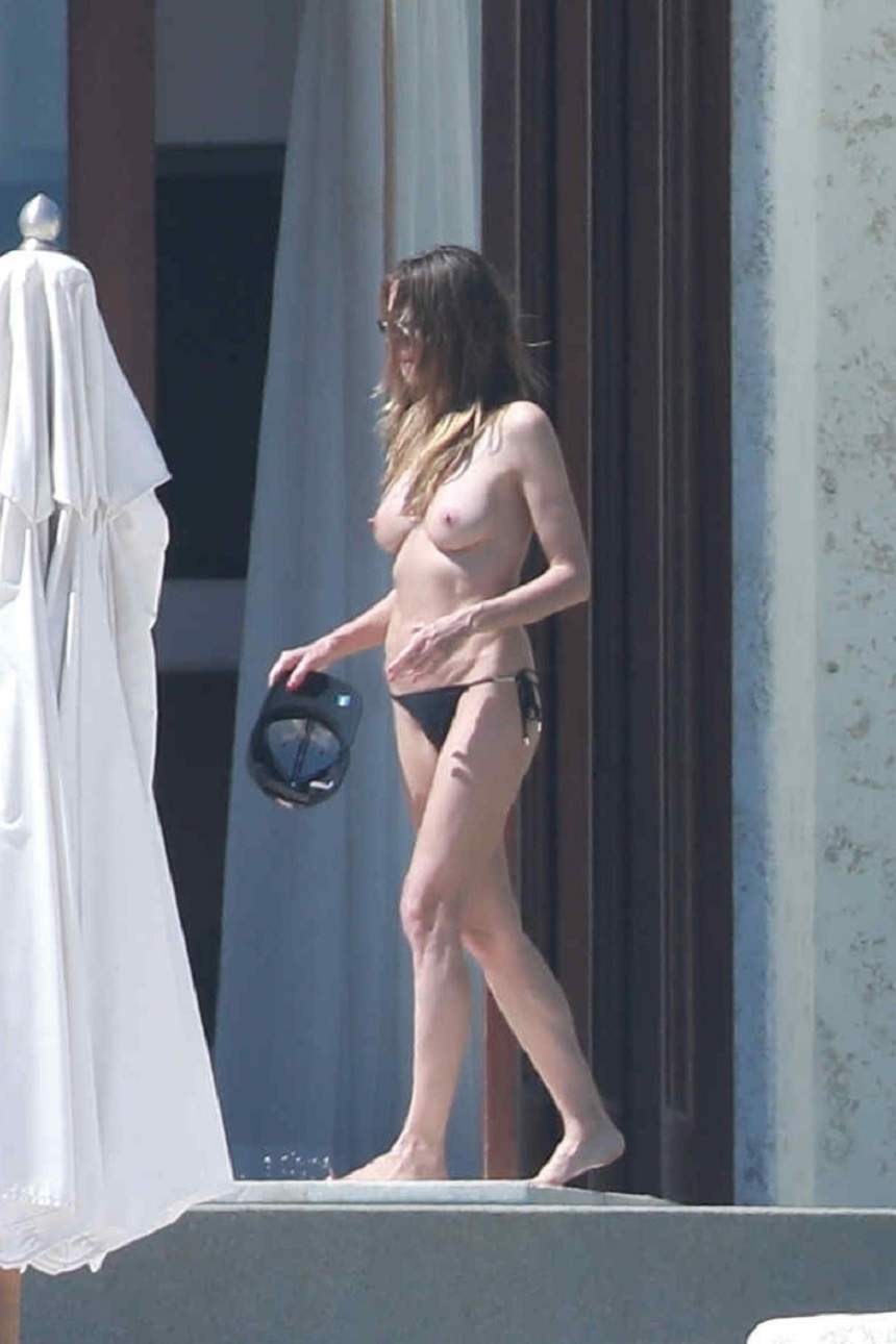 FOTO / Heidi Klum e în călduri. Pozată în sânii goi şi în bikini minusculi, în timp ce-şi călăreşte iubitul