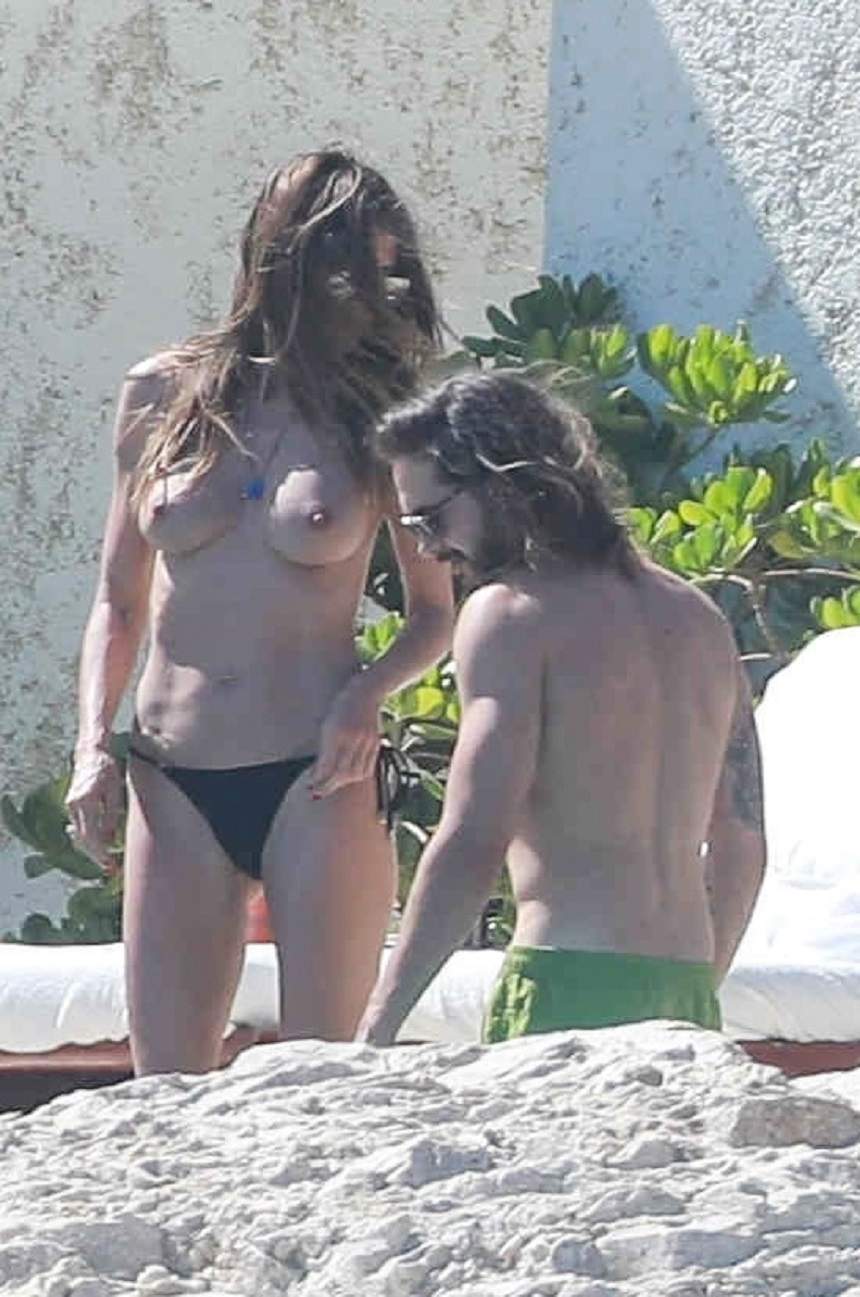 FOTO / Heidi Klum e în călduri. Pozată în sânii goi şi în bikini minusculi, în timp ce-şi călăreşte iubitul