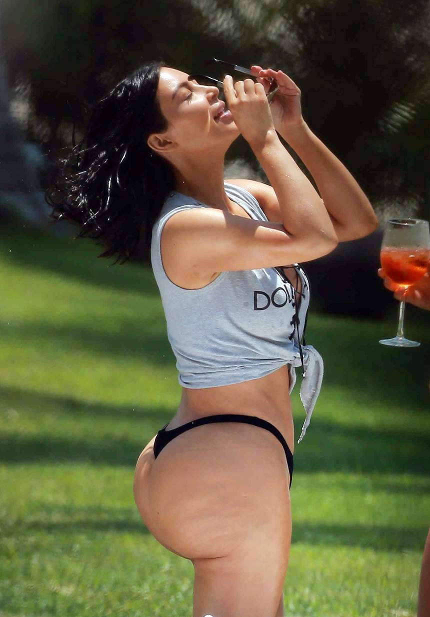 FOTO /  Kim Kardashian le dă peste nas tuturor, după ce au apărut poze cu posteriorul plin de celulită. Cum arată, de fapt, starleta