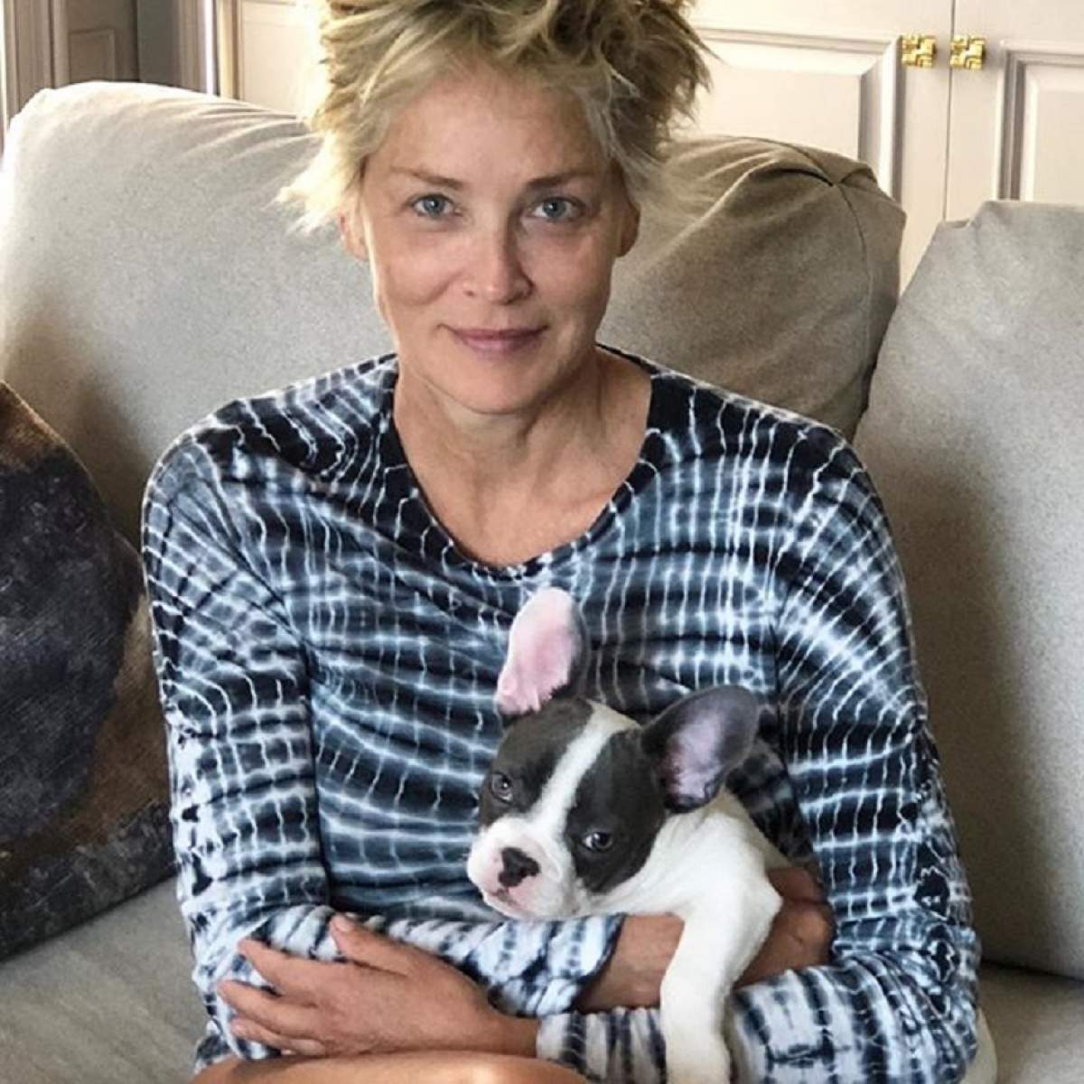 FOTO / La 60 de ani, Sharon Stone a refăcut celebra poziție din “Basic Instinct”