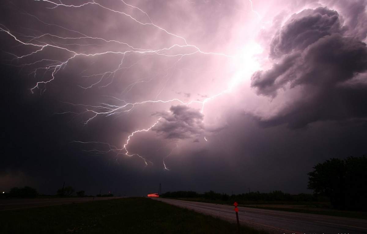 UPDATE - ANM a emis noi avertizări meteorologice. Mai multe regiuni din țară, sub cod galben de ploi și vânt puternic