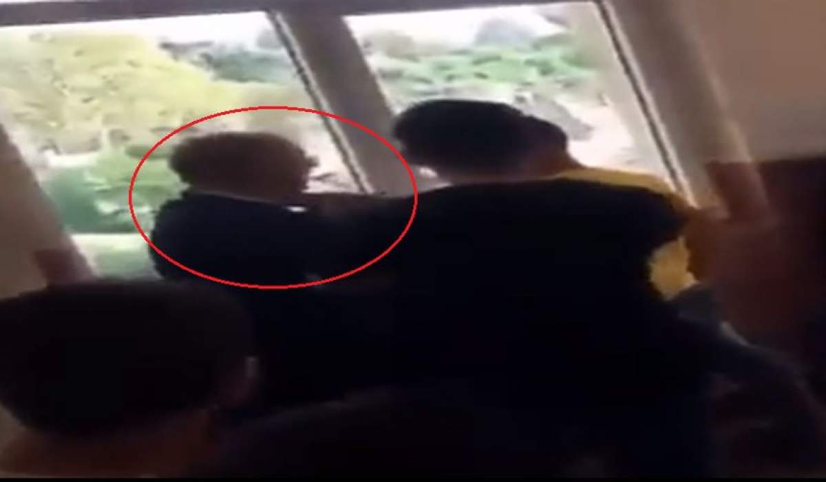 VIDEO / Imagini revoltătoare într-o şcoală din Sălaj. Un profesor este luat de gât şi îmbrâncit în perete de un elev
