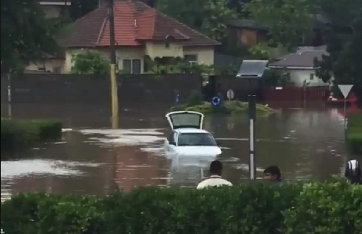 VIDEO & FOTO / Inundații de proporții la Constanța. Mașinile plutesc pe străzi!