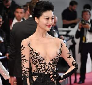 FOTO / În sânii goi pe covorul roșu de la Cannes! O actriță a vrut să șocheze, dar a gafat rău de tot
