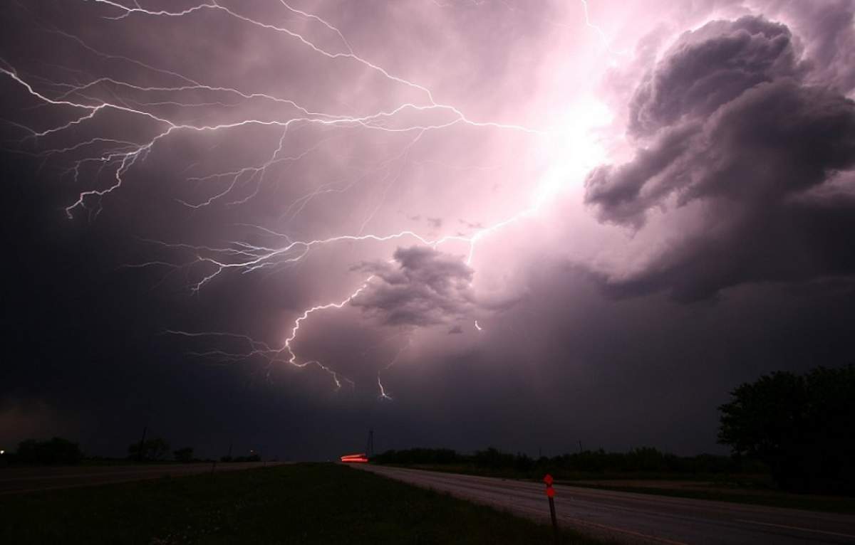 UPDATE: Furtună în mai multe zone din ţară! Meteorologii nu au veşti bune