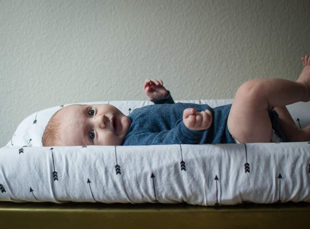 Părinții au rămas bulversați! Un expert susține că trebuie să cerem permisiunea bebelușilor înainte de a le schimba scutecele