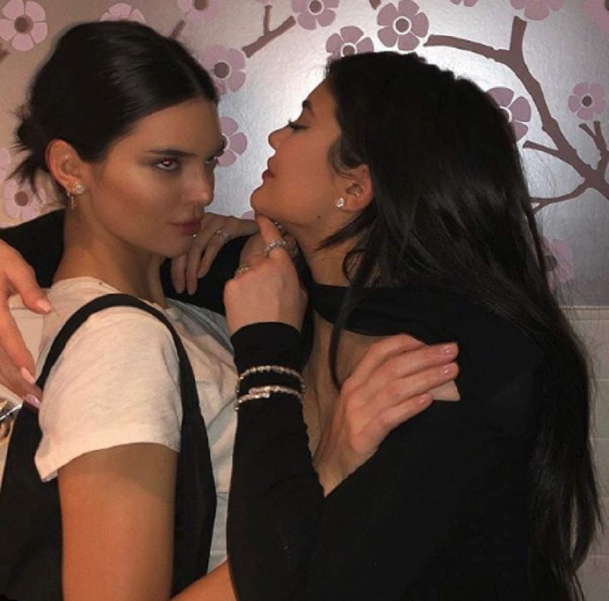 Kendall Jenner își critică sora mai mică pentru că a făcut un copil la 20 de ani: "E foarte ciudat"