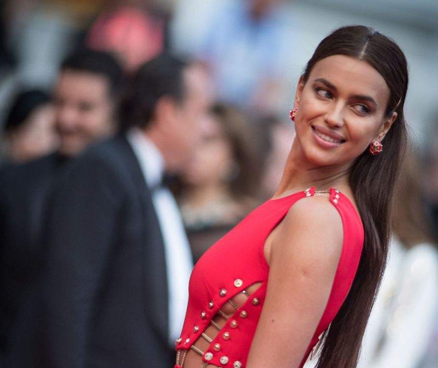 FOTO / Irina Shayk a furat privirile tuturor la Cannes. Modelul nu a purtat lenjerie intimă şi s-a văzut tot