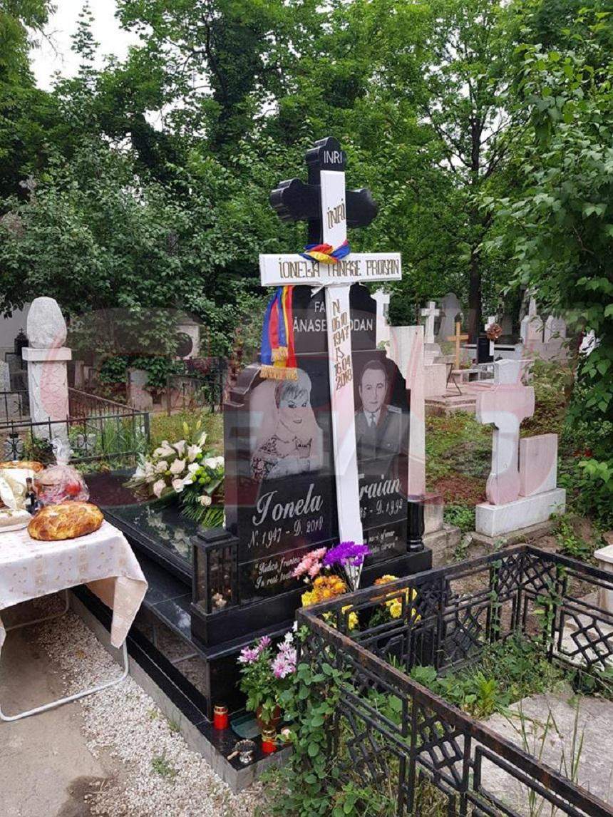 Pomana Ionelei Prodan a luat sfârşit! Anamaria Prodan a împărţit pachete şi a plecat de la cimitir într-un bolid de lux