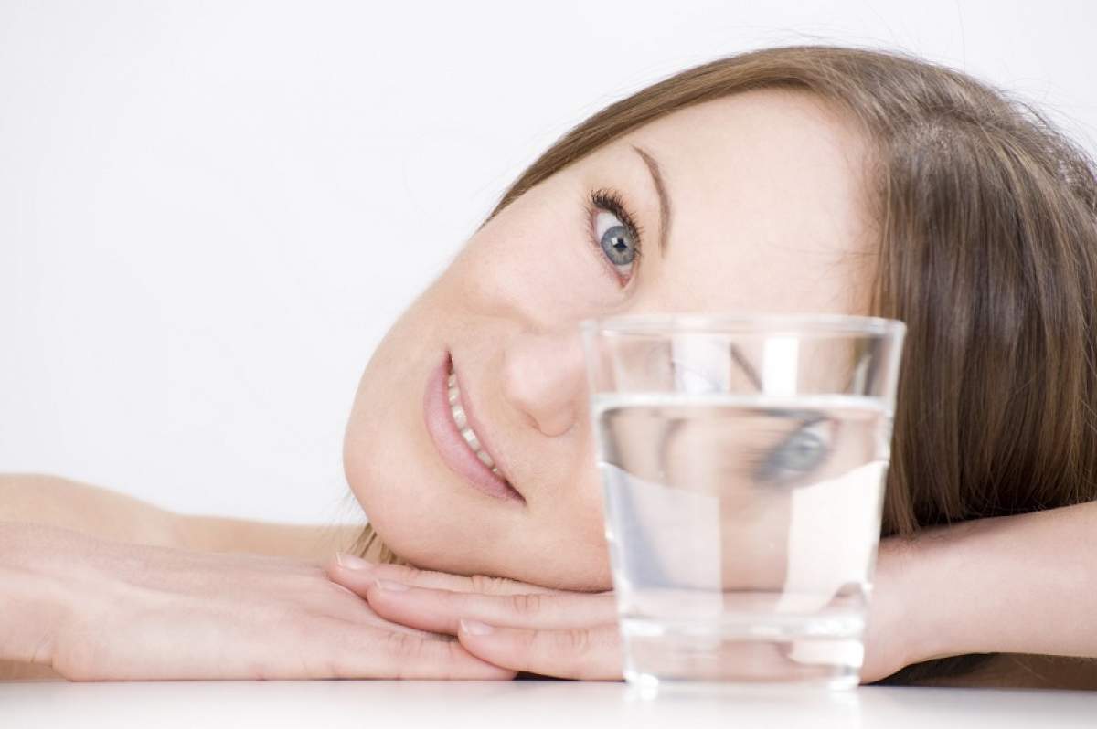 ÎNTREBAREA ZILEI: Cum verifici dacă bei suficientă apă? Fă acest test foarte simplu!