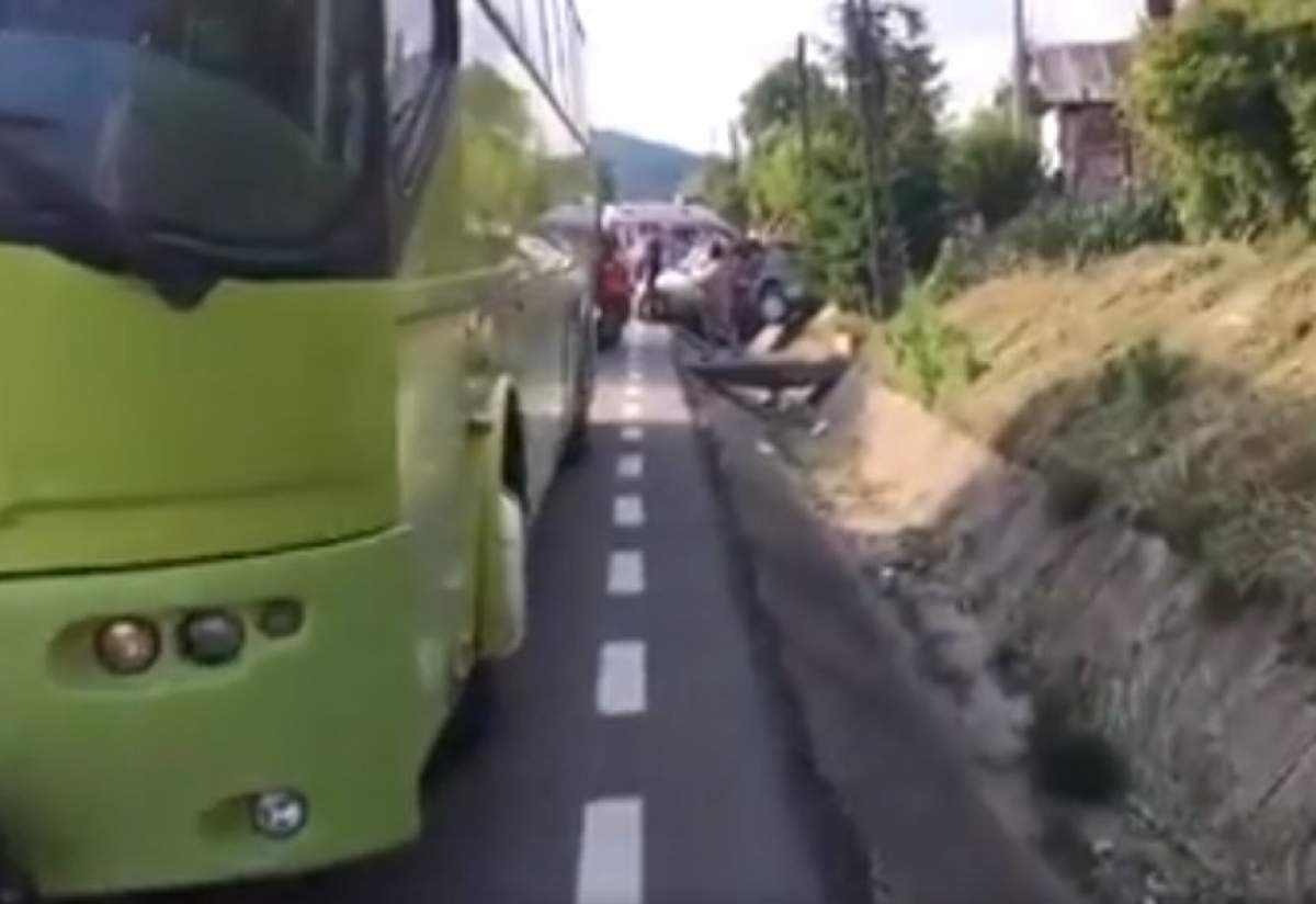 VIDEO / Accident grav, duminică seară, în Argeș. Un autocar cu 30 de pasageri a intrat în coliziune cu o mașină