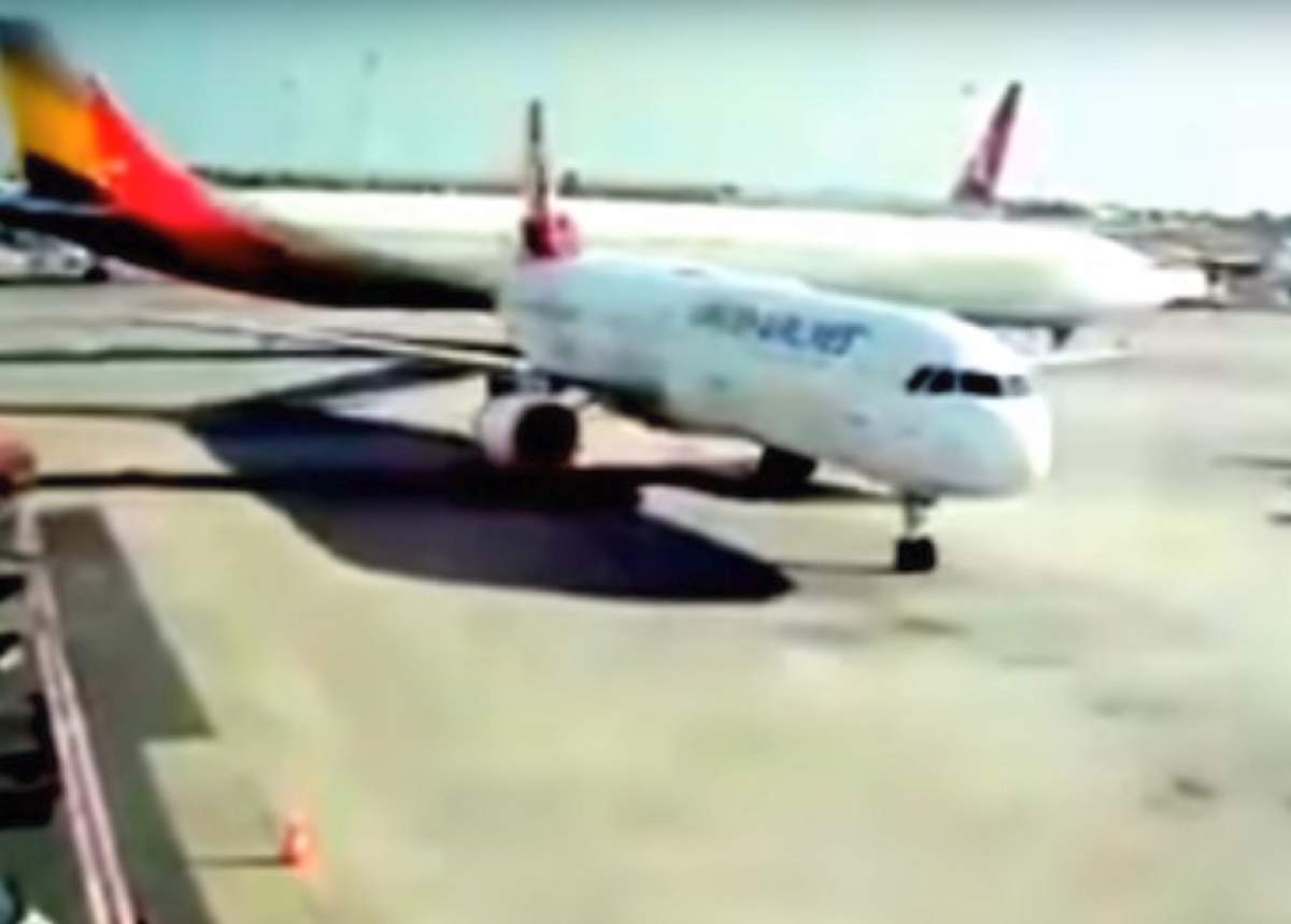 VIDEO / Două avioane s-au ciocnit pe aeroport. Una dintre aeronave a rămas fără coadă