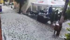 VIDEO & FOTO / Râuri de gheaţă în Făgăraş, după o ploaie cu grindină ca în filmele de groază