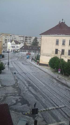 VIDEO & FOTO / Râuri de gheaţă în Făgăraş, după o ploaie cu grindină ca în filmele de groază