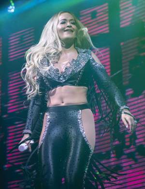 FOTO / A făcut show la un concert, iar fanii s-au întrebat dacă poartă lenjerie! Rita Ora, în ipostaze de infarct