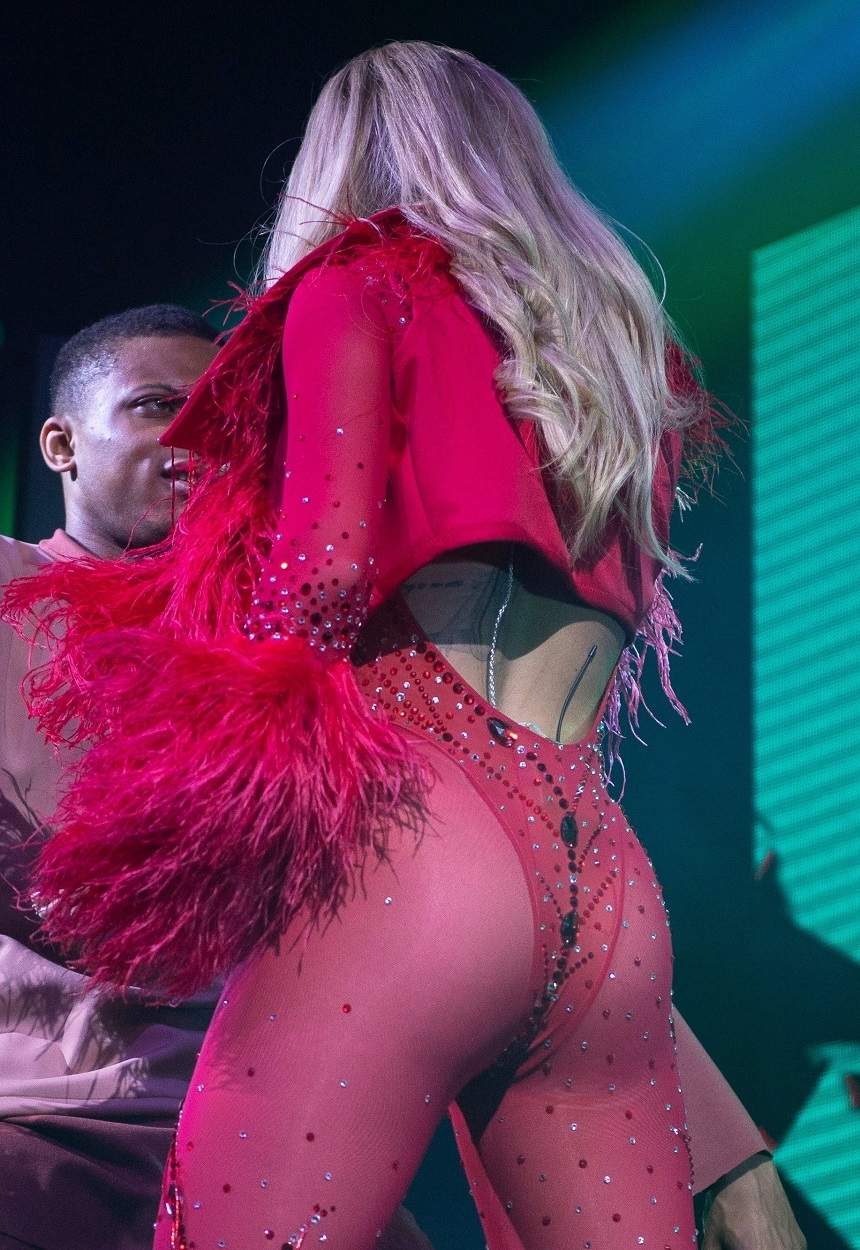 FOTO / A făcut show la un concert, iar fanii s-au întrebat dacă poartă lenjerie! Rita Ora, în ipostaze de infarct