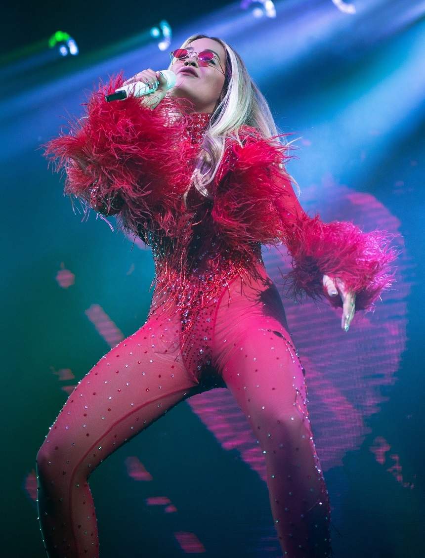 FOTO / A făcut show la un concert, iar fanii s-au întrebat dacă poartă lenjerie! Rita Ora, în ipostaze de infarct