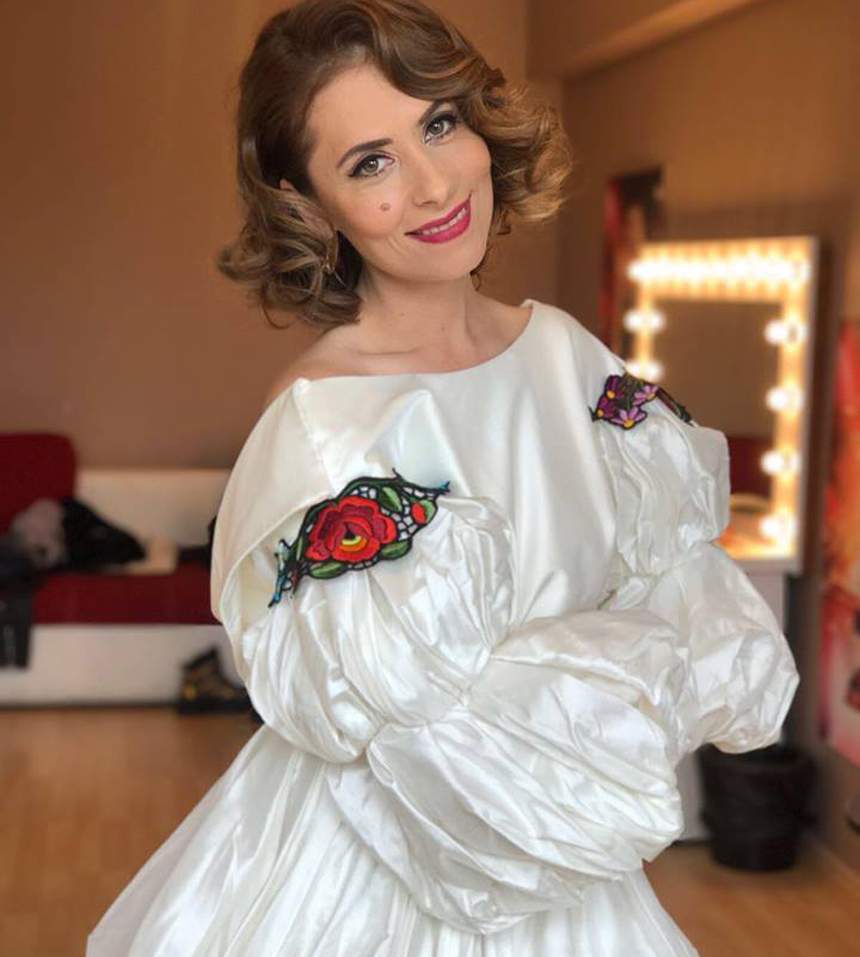 VIDEO!/ Viaţa incredibilă a prezentatoarei Bianca Sârbu! Diagnosticată de 3 ori cu cancer, iar soţul i-a murit pe scenă, lângă ea! Acum, o ia de la capăt cu un bărbat mult mai tânăr!