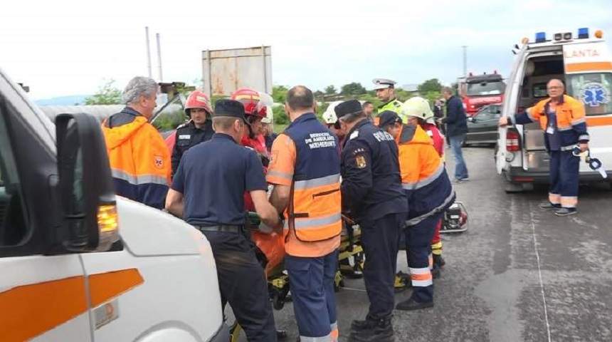 VIDEO / Maşină de şcoală de şoferi, făcută praf în judeţul Mehedinţi! Eleva şi instructorul, spulberaţi de un şofer neatent