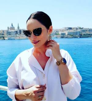 Aflată în vacanţă în Malta, Andreea Marin a primit inelul de logodnă?! Detaliul care a dat-o de gol