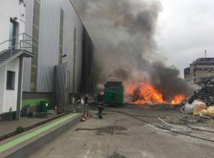 VIDEO & FOTO / Incendiu devastator în această dimineaţă. Arde un centru de dezmembrări auto