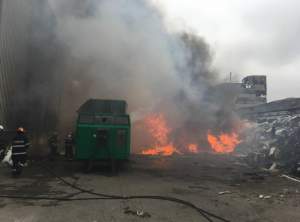 VIDEO & FOTO / Incendiu devastator în această dimineaţă. Arde un centru de dezmembrări auto