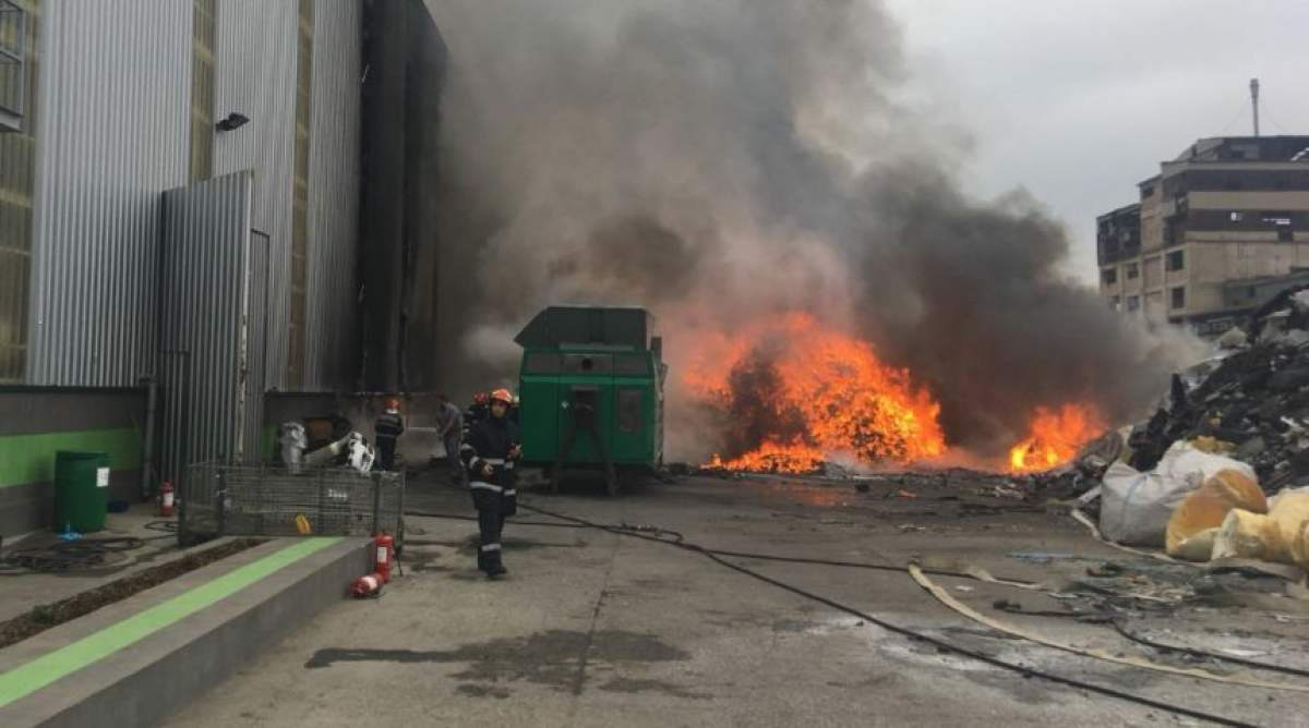 VIDEO & FOTO / Incendiu devastator în această dimineaţă. Arde un centru de dezmembrări auto