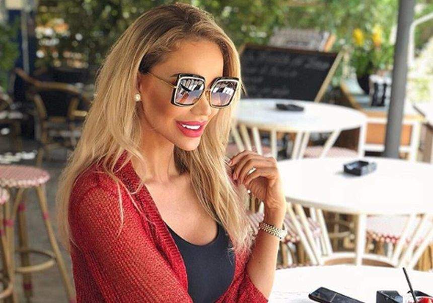 Bianca Drăguşanu îi ia la mişto pe cei care mimează viaţa perfectă. "Le cam ştiu bucătăria"