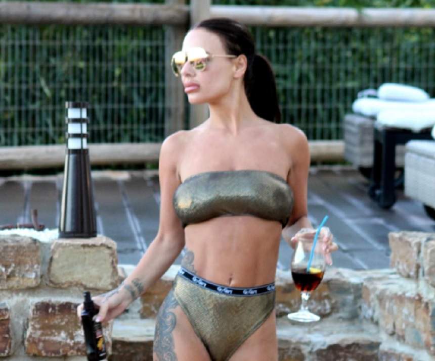 FOTO / A băut alcool la piscină și a pozat în cele mai lascive poziții! Vedeta de reality show a făcut senzație într-un costum de baie mulat