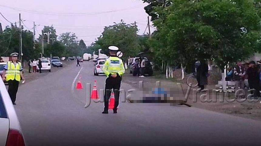 FOTO / Accident grav la prima oră a dimineţii. Biciclist strivit de un autocar plin cu navetişti