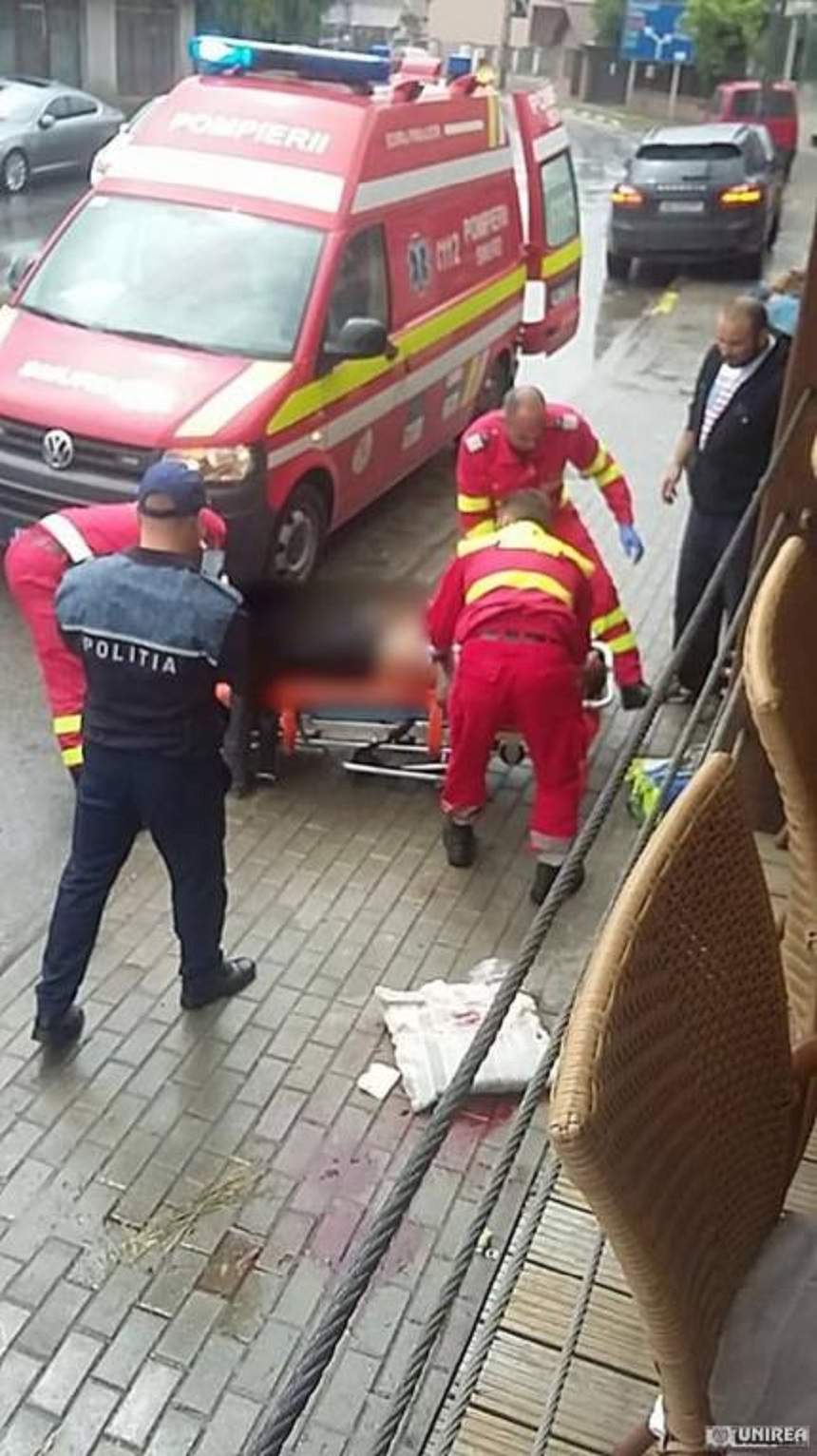 FOTO / Crimă șocantă în Sebeș! Un tânăr a fost înjunghiat mortal în inimă, în plină stradă