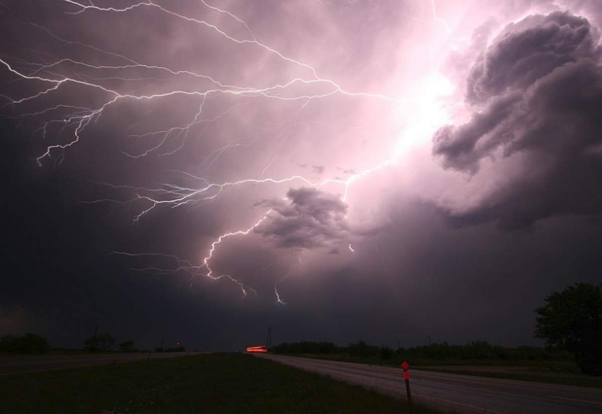 UPDATE: Cod galben de vreme rea! Meteorologii anunţă vijelii însoţite de grindină