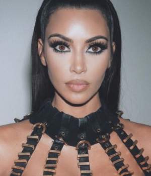 FOTO / Kim Kardashian și-a înfricoșat fanii pe rețelele sociale cu un machiaj dubios. "Arăți ca un demon"