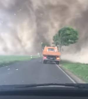 VIDEO & FOTO / O tornadă violentă a „măturat” totul în cale. Au fost înregistate două victime