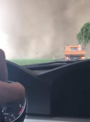 VIDEO & FOTO / O tornadă violentă a „măturat” totul în cale. Au fost înregistate două victime