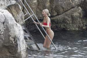 FOTO / Una dintre cele mai hot blonde, aproape goală la piscină! Ce posterior sexy are