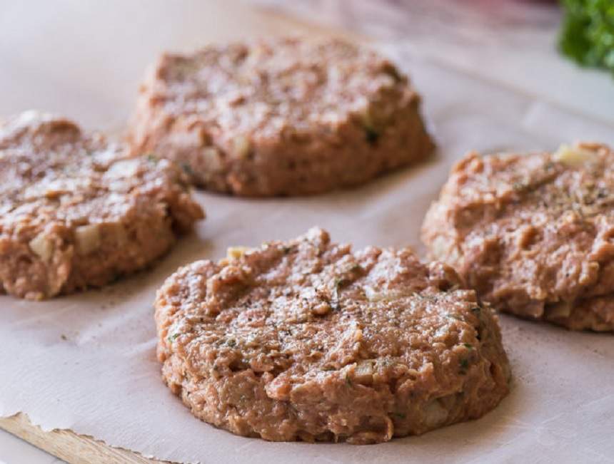 FOTO / REȚETA ZILEI: Burger savuros din carne de curcan și legume. Bun de te lingi pe degete