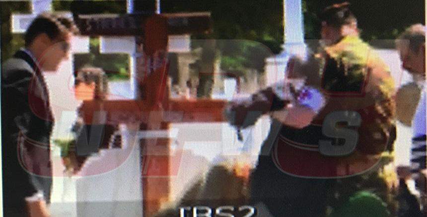 VIDEO & FOTO /  Panică la înmormântarea lui Cristian Ţopescu. O persoană a leşinat şi a fost cărată pe braţe