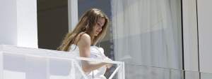 FOTO / Model celebru, surprins în ipostaze hot! Paparazzi au prins-o cu sânii goi, pe balcon