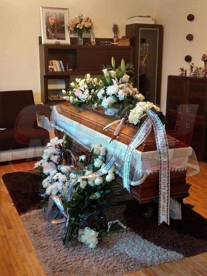 VIDEO / FOTO EXCLUSIV: Înmormântarea Sarei Ștefana, victima din Jibou, transmisă live din Capelă! Rudele, distruse de durere la capătâiul fetei