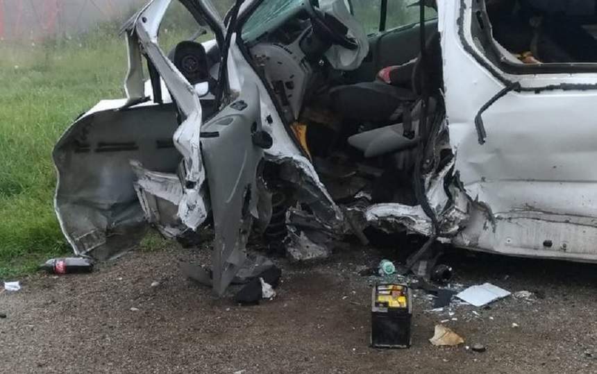 FOTO / Accident deosebit de grav! Un microbuz plin cu pasageri s-a ciocnit violent cu un autoturism