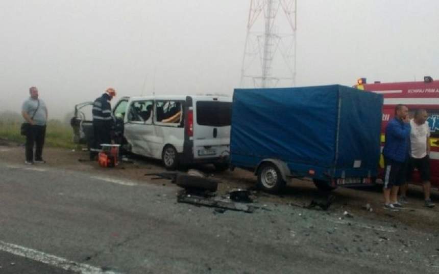 FOTO / Accident deosebit de grav! Un microbuz plin cu pasageri s-a ciocnit violent cu un autoturism