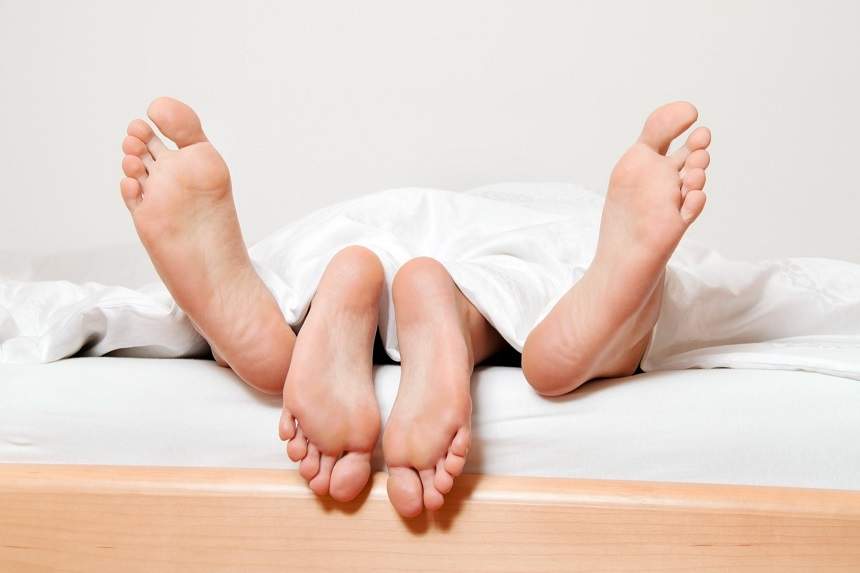 ÎNTREBAREA ZILEI: Tu știi ce trebuie să-i spui partenerului în pat? Iată 5 lucruri care îl înnebunesc!