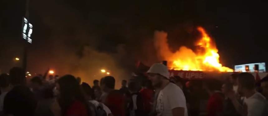 VIDEO & FOTO / Autocarul unei cunoscute echipe de fotbal a fost incendiat! Toți jucătorii erau înauntru în momentul incidentului