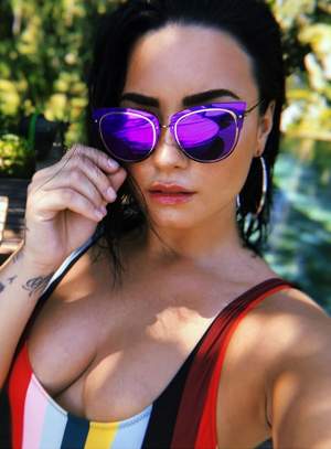 FOTO / Demi Lovato, mai sexy ca oricând după ce a renunțat la droguri! Și-a etalat sânii în toată splendoarea 