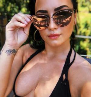 FOTO / Demi Lovato, mai sexy ca oricând după ce a renunțat la droguri! Și-a etalat sânii în toată splendoarea 