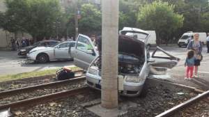 FOTO /  Accident de coșmar în Arad! În urma unei coliziuni, o mașină a ajuns pe șinele tramvaiului. Sunt mai multe victime
