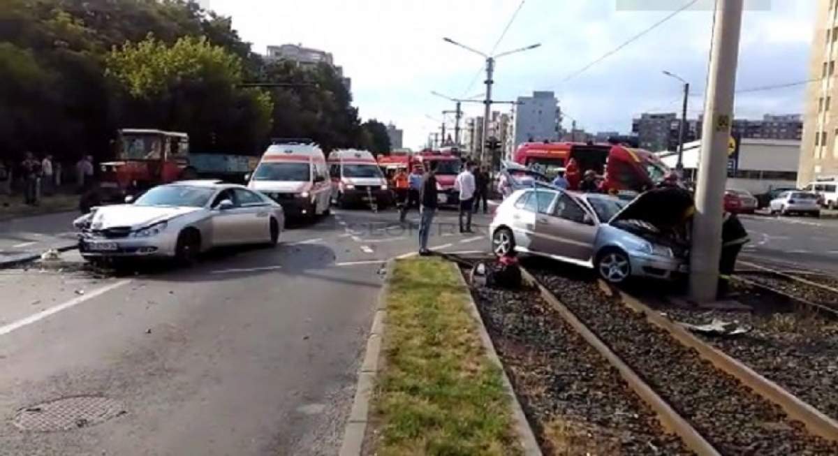 FOTO /  Accident de coșmar în Arad! În urma unei coliziuni, o mașină a ajuns pe șinele tramvaiului. Sunt mai multe victime