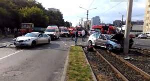 FOTO /  Accident de coșmar în Arad! În urma unei coliziuni, o mașină a ajuns pe șinele tramvaiului. Sunt mai multe victime